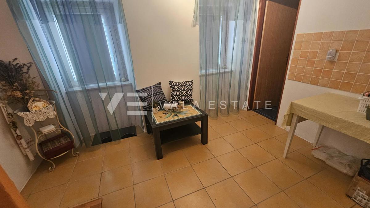 OBNOVLJENA KAMNITA HIŠA Z DVEMA APARTMAJEMA V BLIZINI MORJA