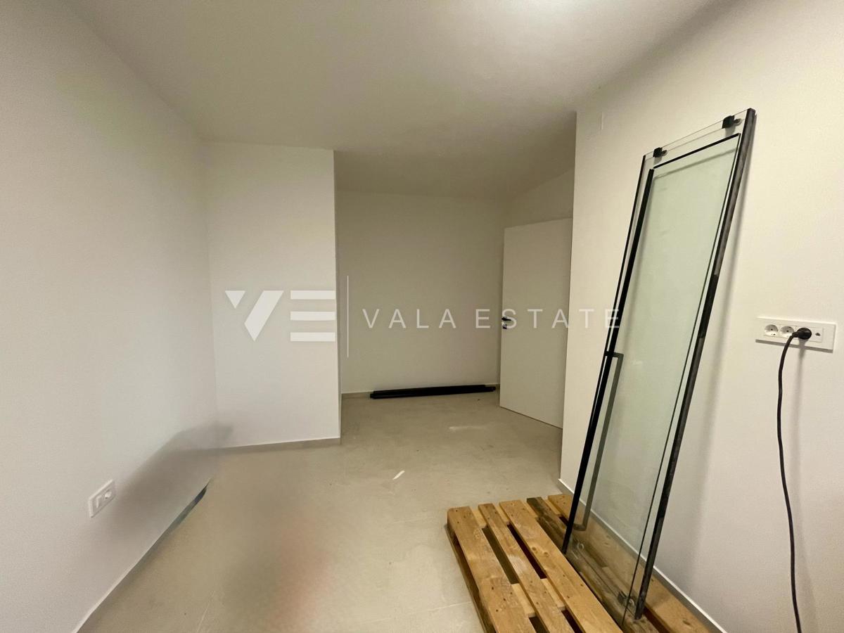 PRITLIČNI APARTMA V NOVI STAVBI Z BAZENOM SAMO 200 M OD PLAŽE