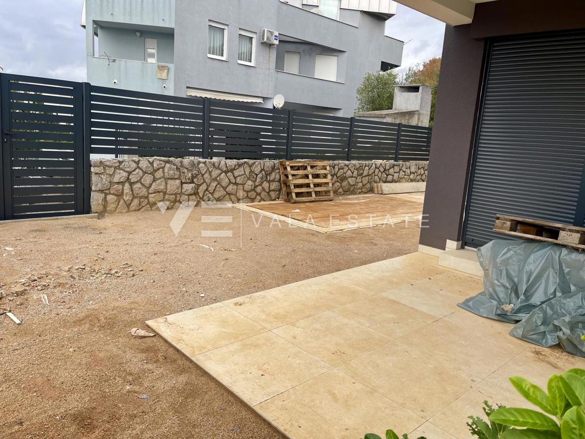 PRITLIČNI APARTMA V NOVI STAVBI Z BAZENOM SAMO 200 M OD PLAŽE