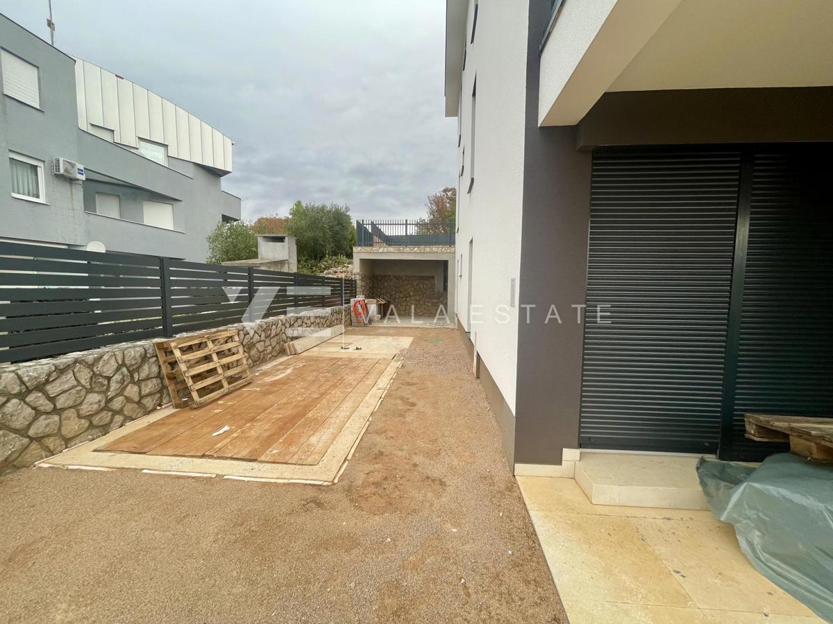 PRITLIČNI APARTMA V NOVI STAVBI Z BAZENOM SAMO 200 M OD PLAŽE