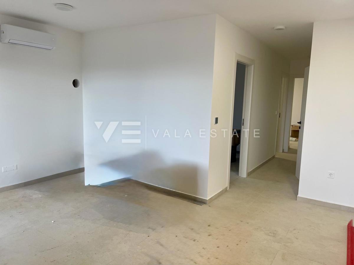 PRITLIČNI APARTMA V NOVI STAVBI Z BAZENOM SAMO 200 M OD PLAŽE