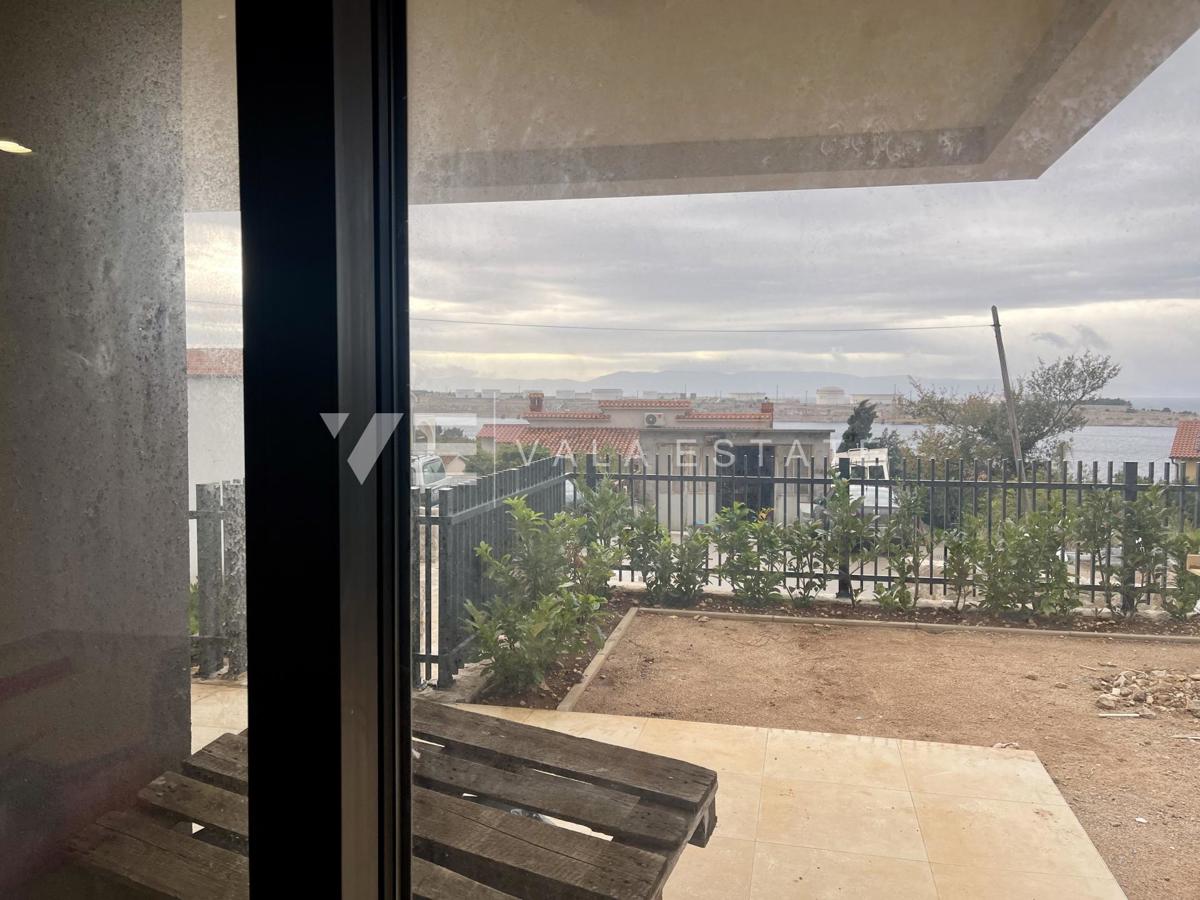 PRITLIČNI APARTMA V NOVI STAVBI Z BAZENOM SAMO 200 M OD PLAŽE