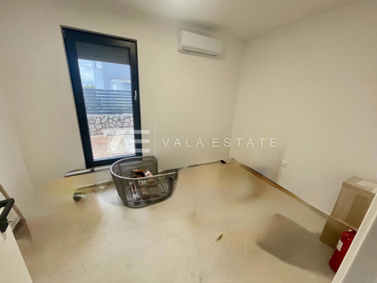 PRITLIČNI APARTMA V NOVI STAVBI Z BAZENOM SAMO 200 M OD PLAŽE