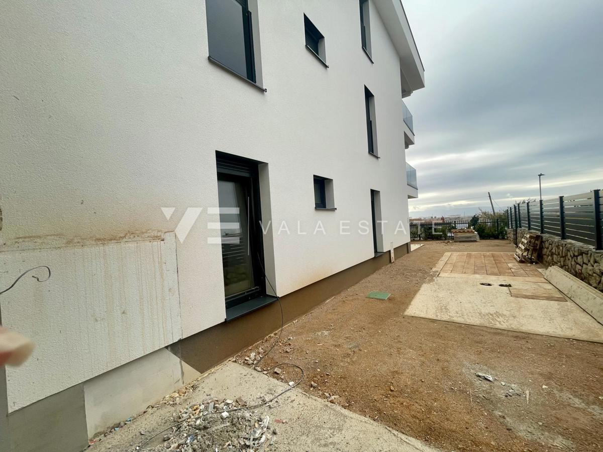 PRITLIČNI APARTMA V NOVI STAVBI Z BAZENOM SAMO 200 M OD PLAŽE