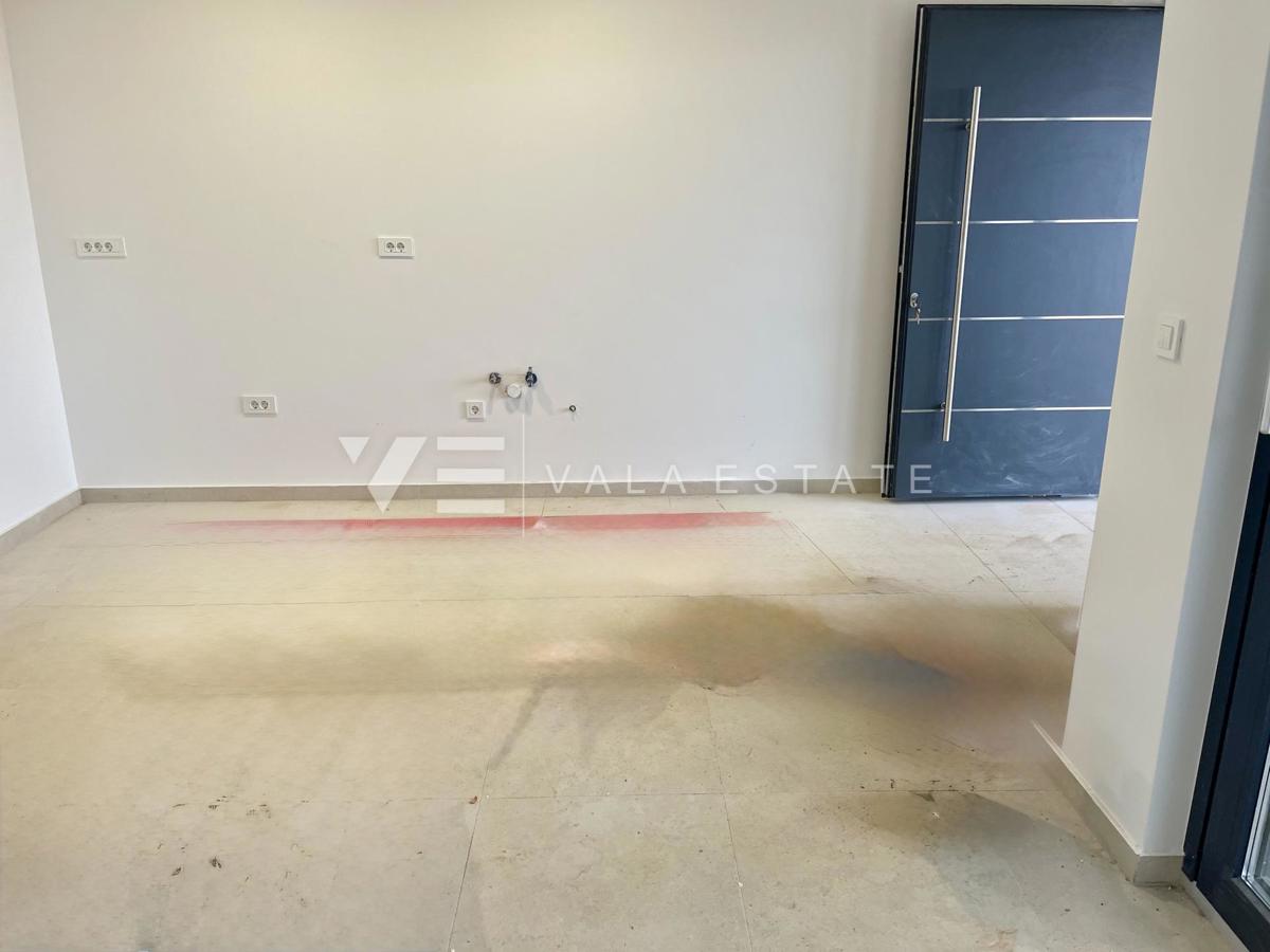 PRITLIČNI APARTMA V NOVI STAVBI Z BAZENOM SAMO 200 M OD PLAŽE