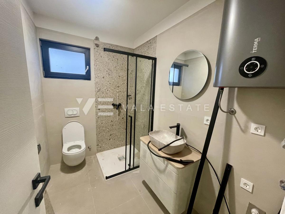 PRITLIČNI APARTMA V NOVI STAVBI Z BAZENOM SAMO 200 M OD PLAŽE