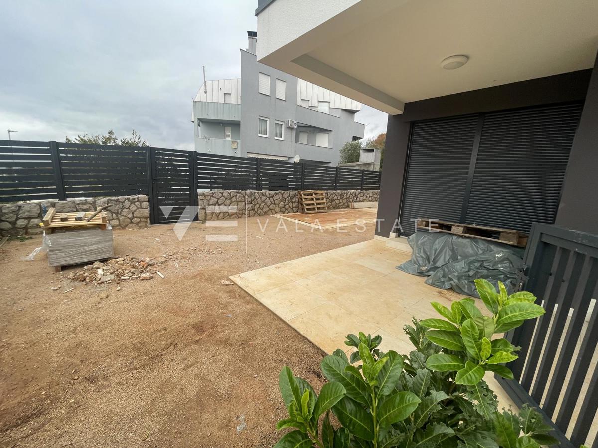 PRITLIČNI APARTMA V NOVI STAVBI Z BAZENOM SAMO 200 M OD PLAŽE