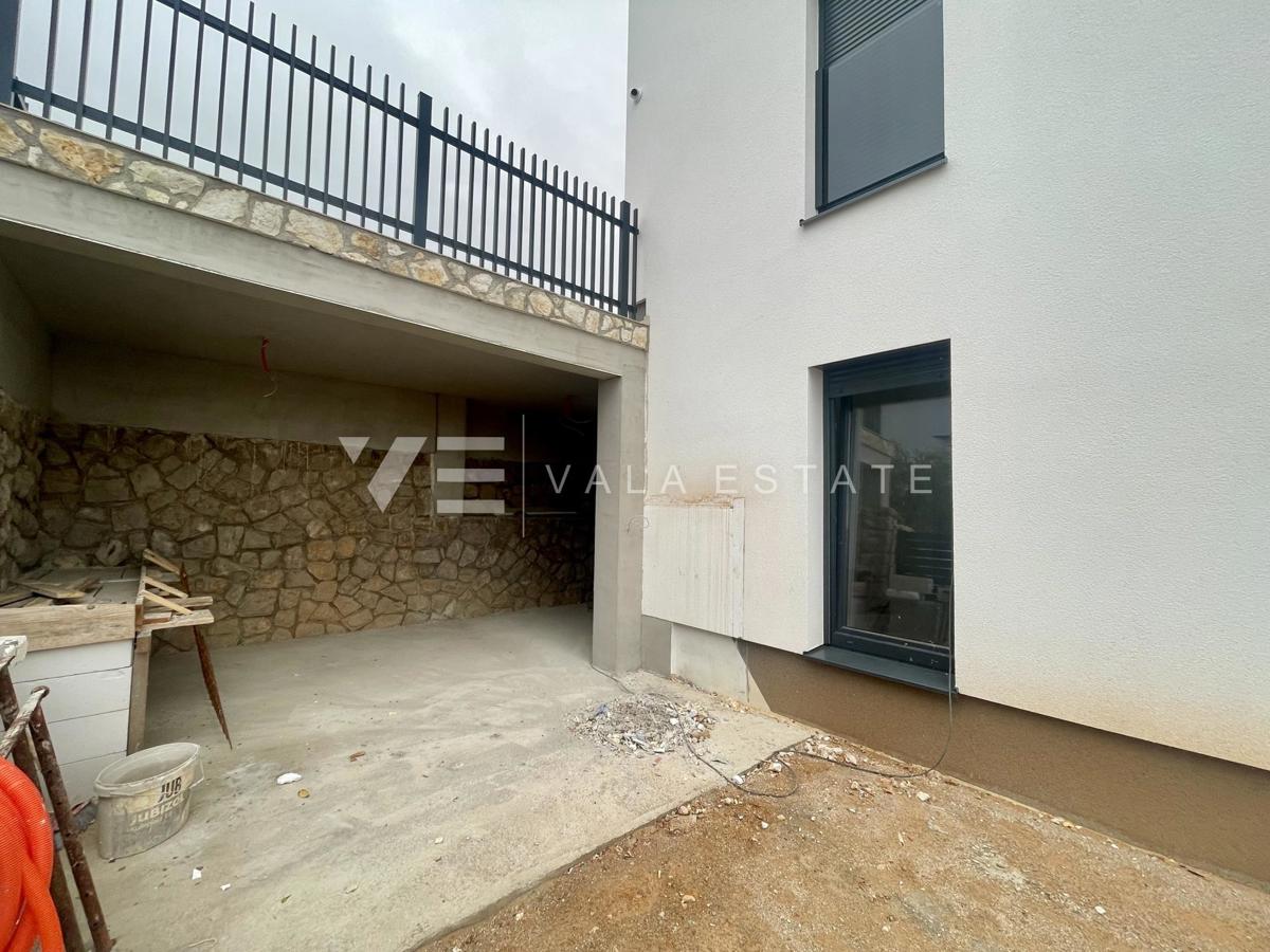 PRITLIČNI APARTMA V NOVI STAVBI Z BAZENOM SAMO 200 M OD PLAŽE