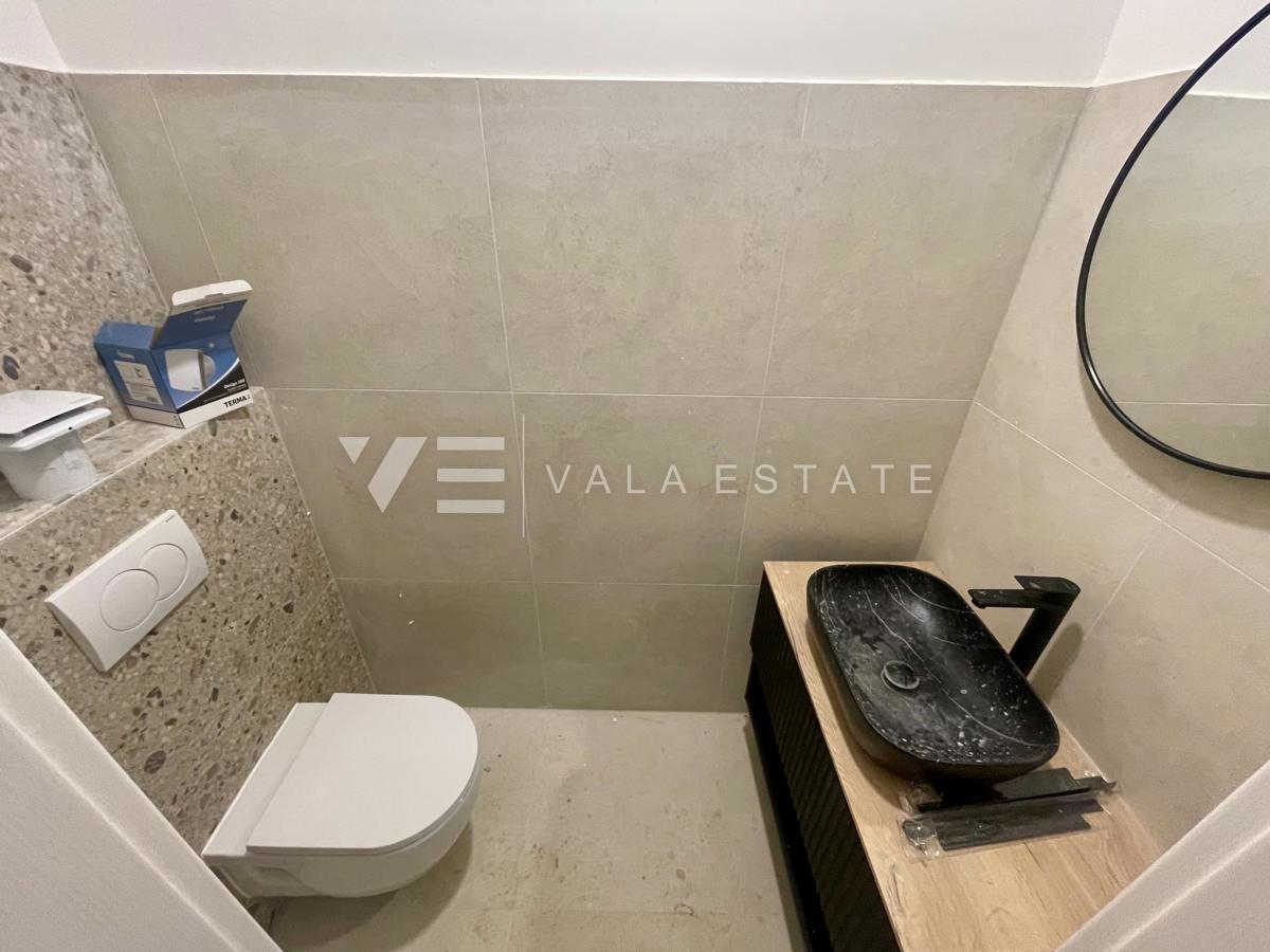 PRITLIČNI APARTMA V NOVI STAVBI Z BAZENOM SAMO 200 M OD PLAŽE