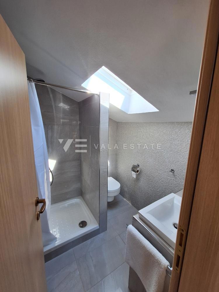 SAMOSTOJNA HIŠA Z BAZENOM NA MIRNI LOKACIJI