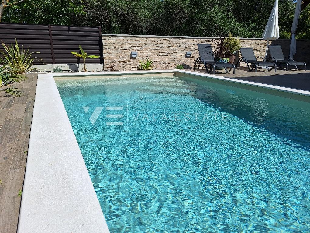 SAMOSTOJNA HIŠA Z BAZENOM NA MIRNI LOKACIJI