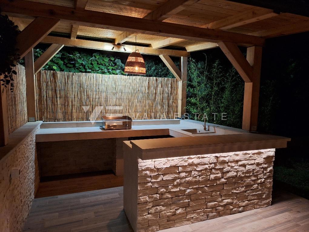 SAMOSTOJNA HIŠA Z BAZENOM NA MIRNI LOKACIJI