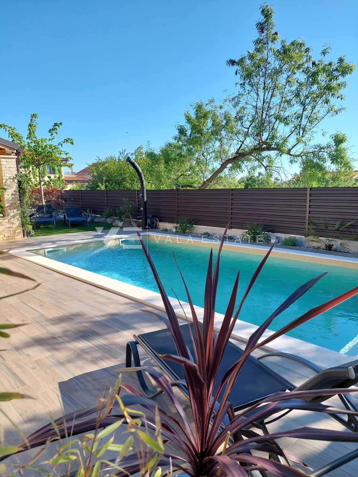 SAMOSTOJNA HIŠA Z BAZENOM NA MIRNI LOKACIJI