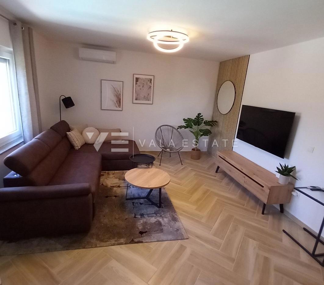 SAMOSTOJNA HIŠA Z BAZENOM NA MIRNI LOKACIJI