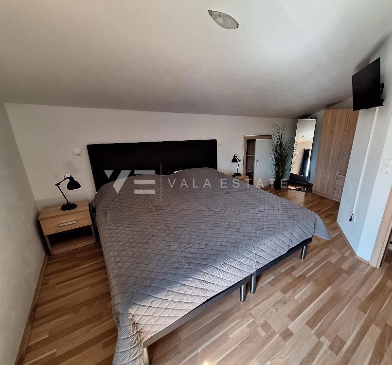 SAMOSTOJNA HIŠA Z BAZENOM NA MIRNI LOKACIJI