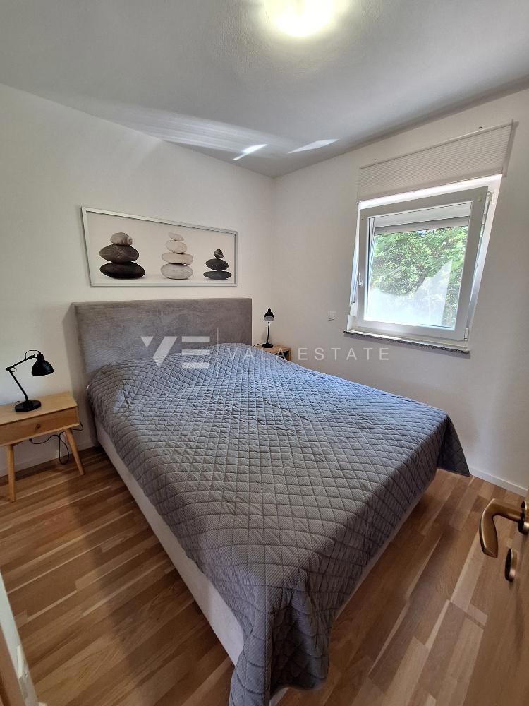 SAMOSTOJNA HIŠA Z BAZENOM NA MIRNI LOKACIJI