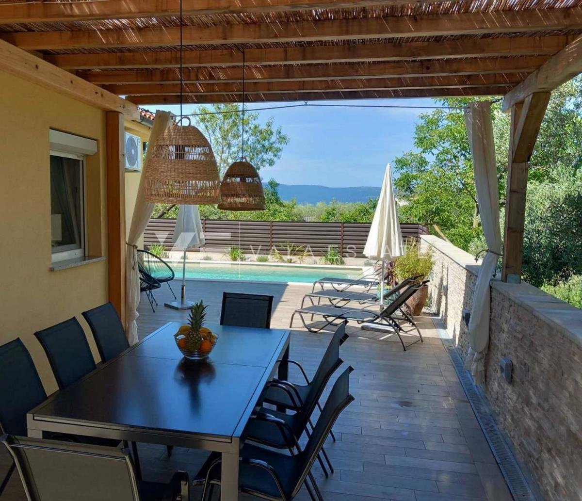SAMOSTOJNA HIŠA Z BAZENOM NA MIRNI LOKACIJI