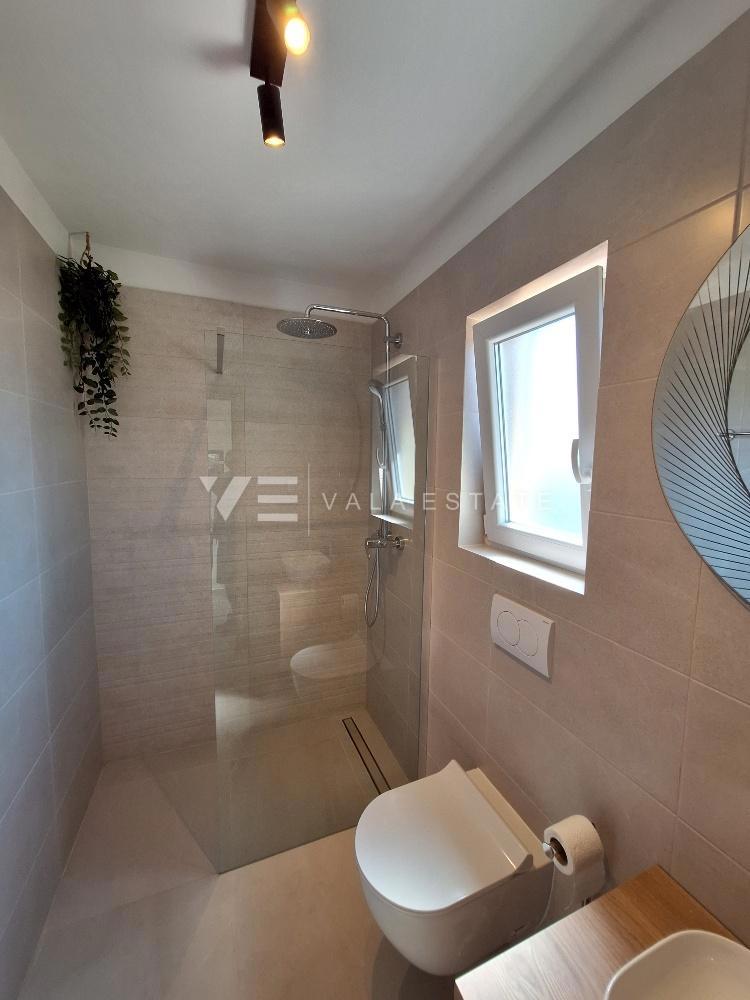 SAMOSTOJNA HIŠA Z BAZENOM NA MIRNI LOKACIJI