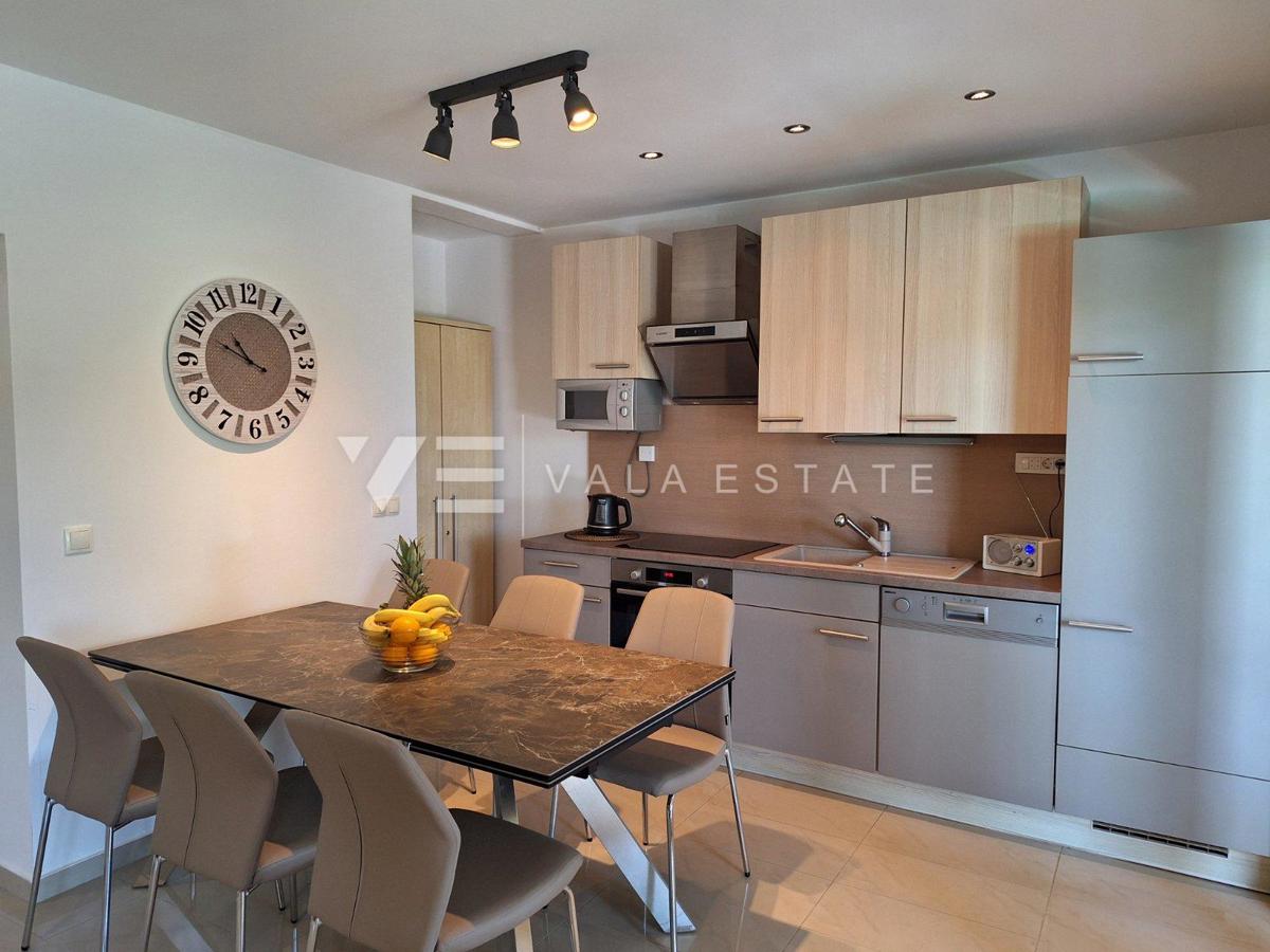 SAMOSTOJNA HIŠA Z BAZENOM NA MIRNI LOKACIJI