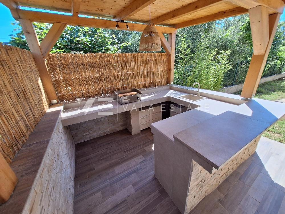 SAMOSTOJNA HIŠA Z BAZENOM NA MIRNI LOKACIJI