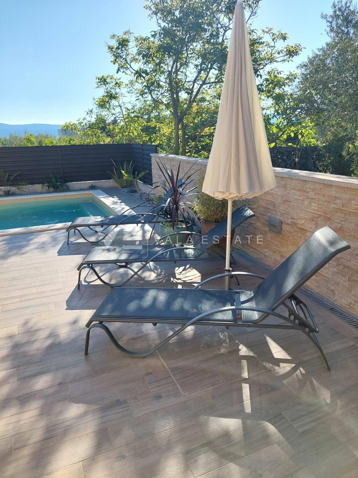 SAMOSTOJNA HIŠA Z BAZENOM NA MIRNI LOKACIJI