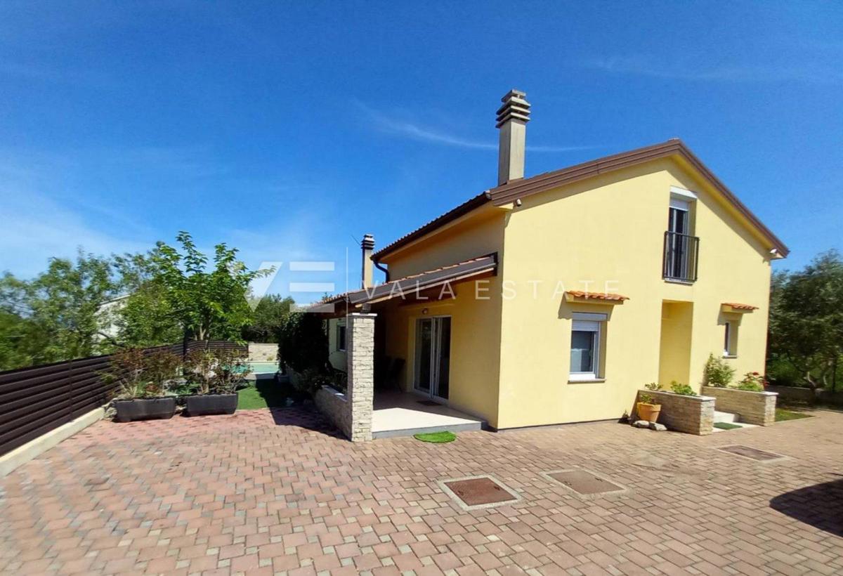 SAMOSTOJNA HIŠA Z BAZENOM NA MIRNI LOKACIJI