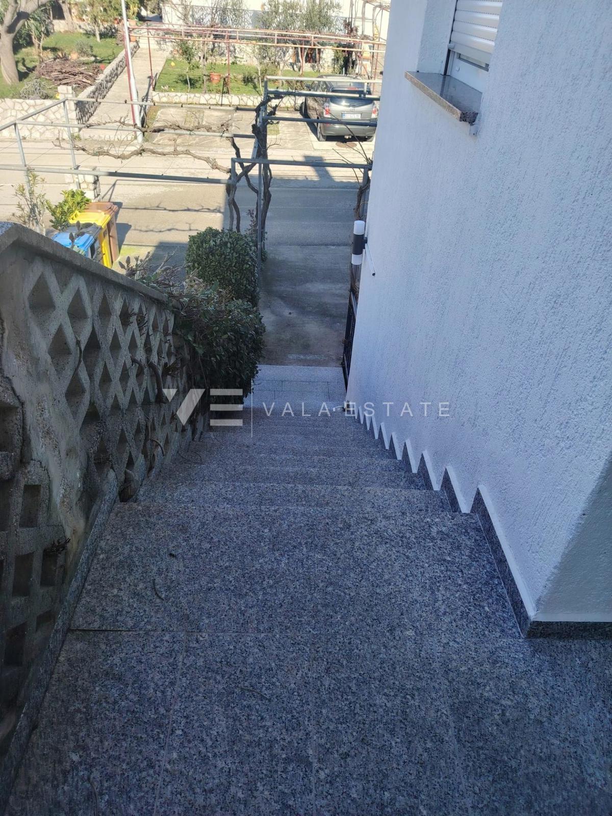 ENOSOBNI APARTMA NA MIRNI LOKACIJI