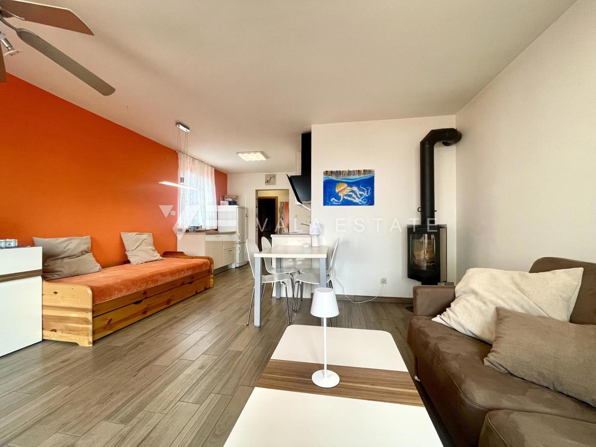 PRITLIČNI APARTMA Z VRTOM V BLIŽINI ČUDOVITIH PLAŽ