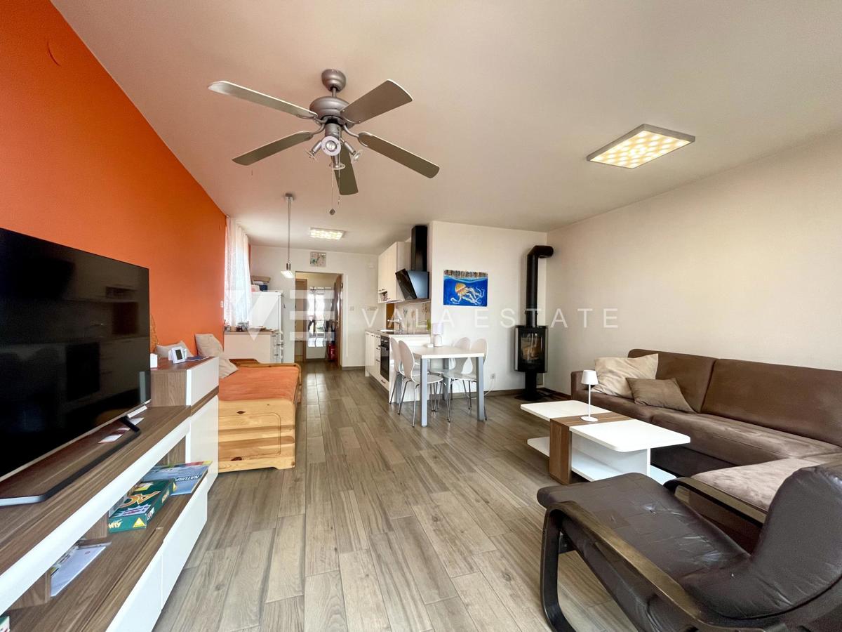 PRITLIČNI APARTMA Z VRTOM V BLIŽINI ČUDOVITIH PLAŽ