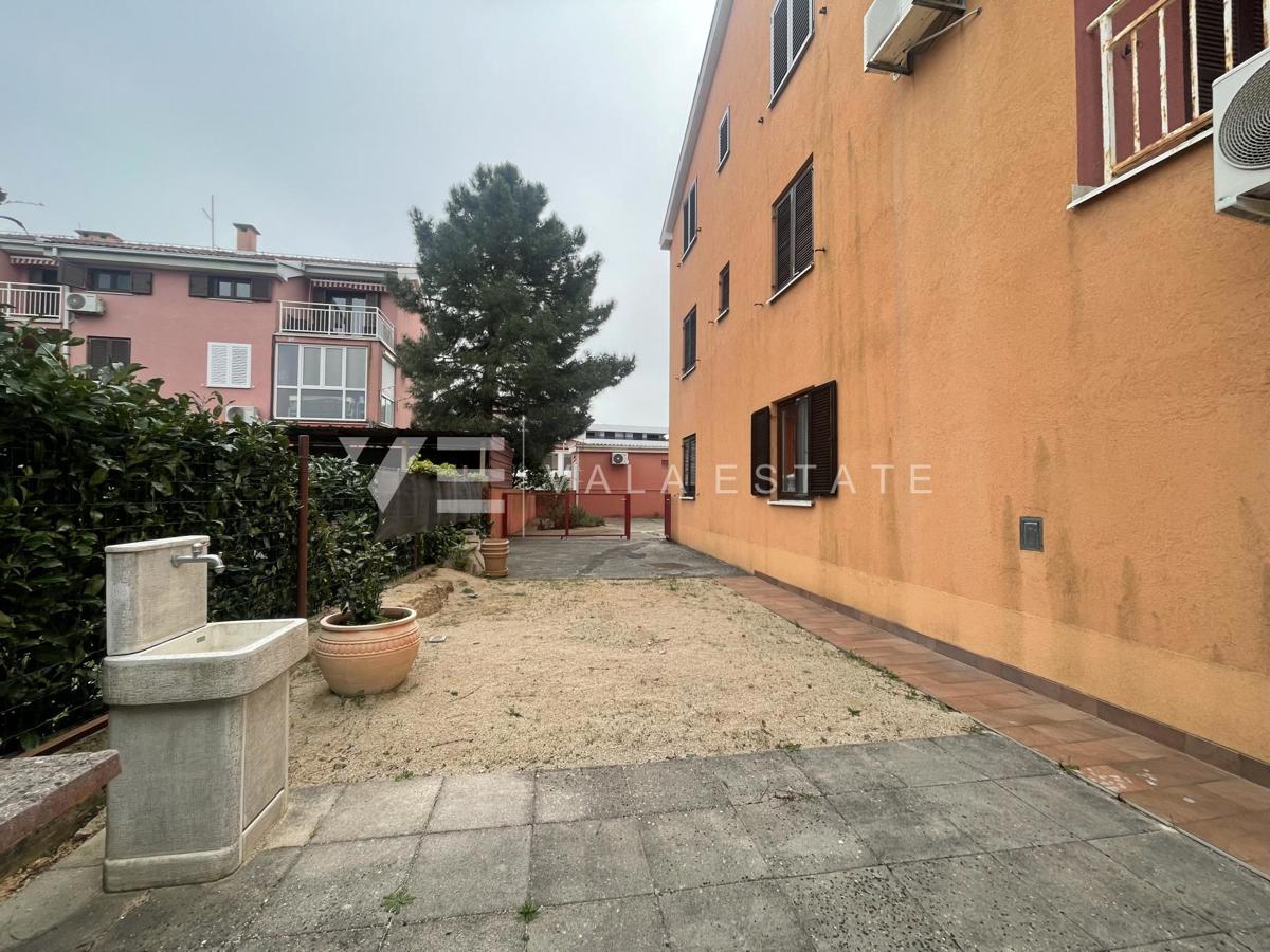 PRITLIČNI APARTMA Z VRTOM V BLIŽINI ČUDOVITIH PLAŽ