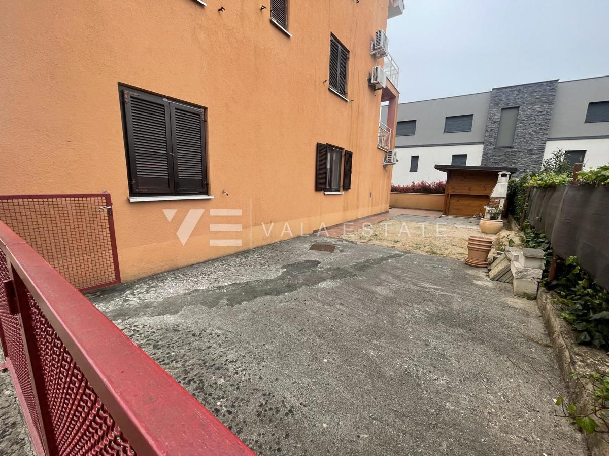 PRITLIČNI APARTMA Z VRTOM V BLIŽINI ČUDOVITIH PLAŽ