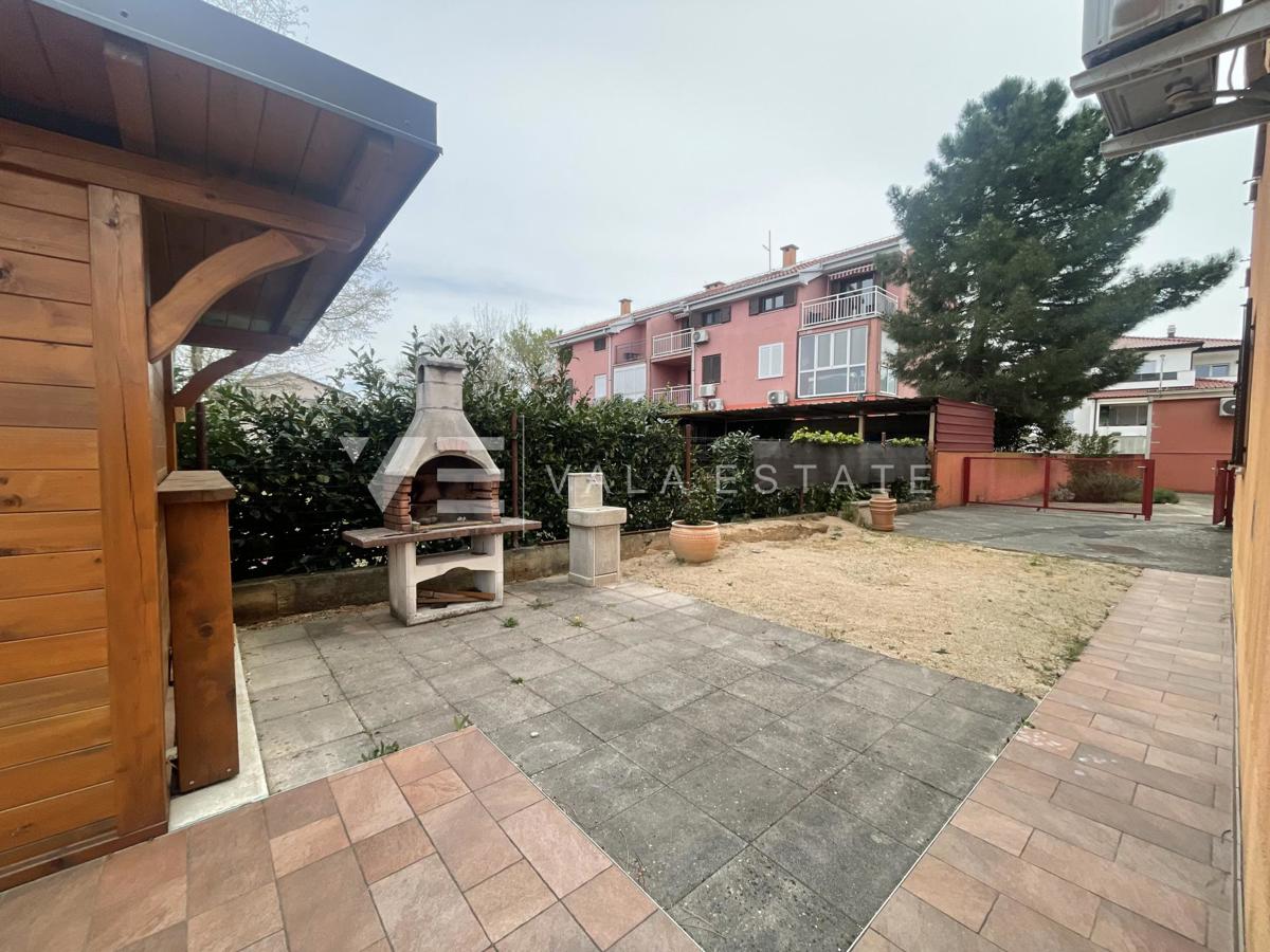 PRITLIČNI APARTMA Z VRTOM V BLIŽINI ČUDOVITIH PLAŽ