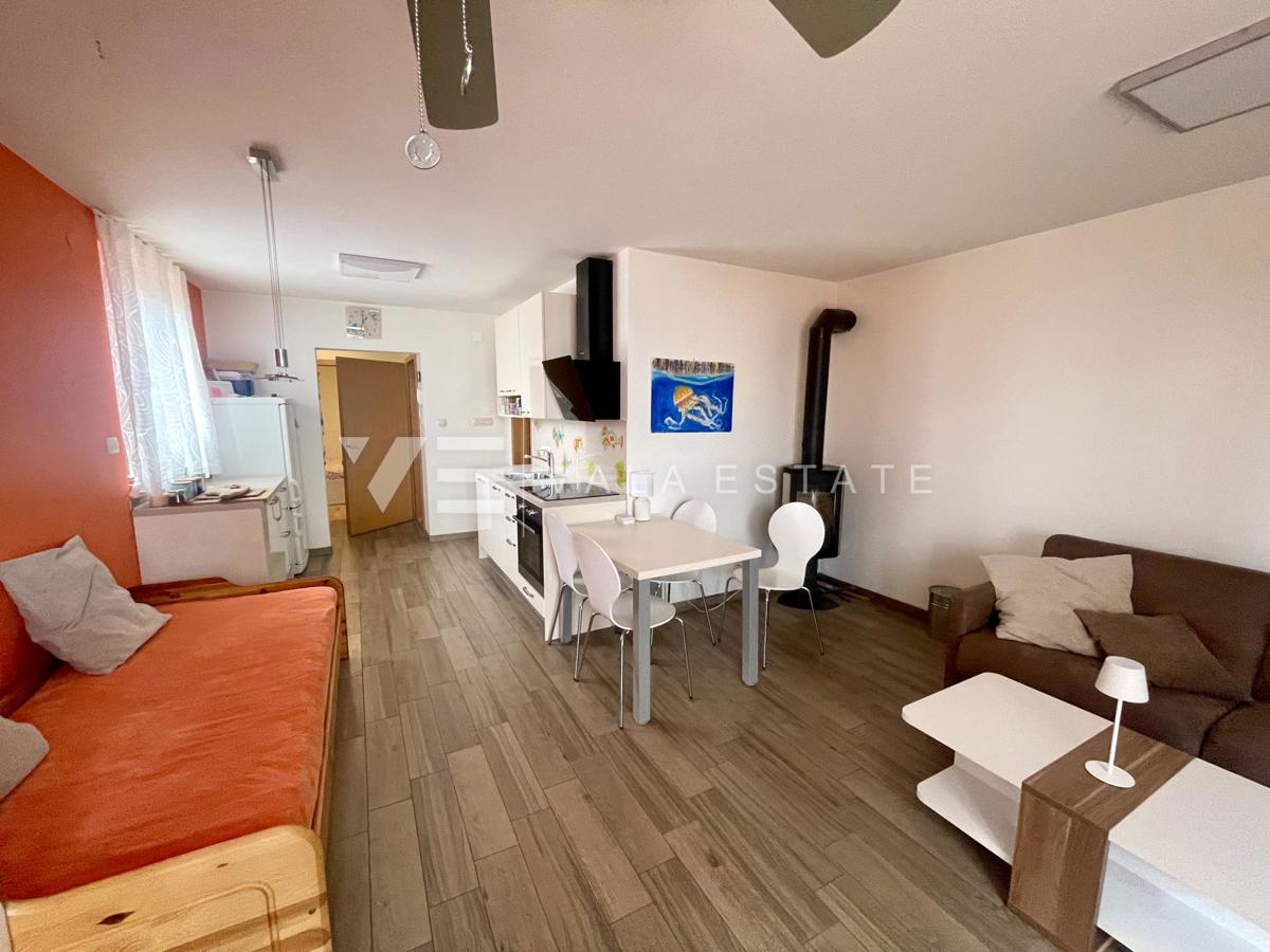 PRITLIČNI APARTMA Z VRTOM V BLIŽINI ČUDOVITIH PLAŽ