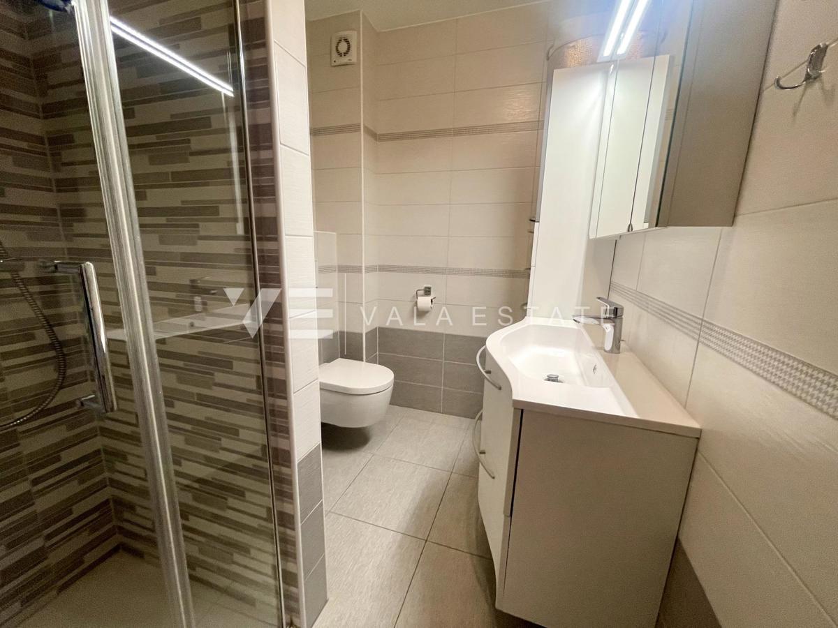 PRITLIČNI APARTMA Z VRTOM V BLIŽINI ČUDOVITIH PLAŽ