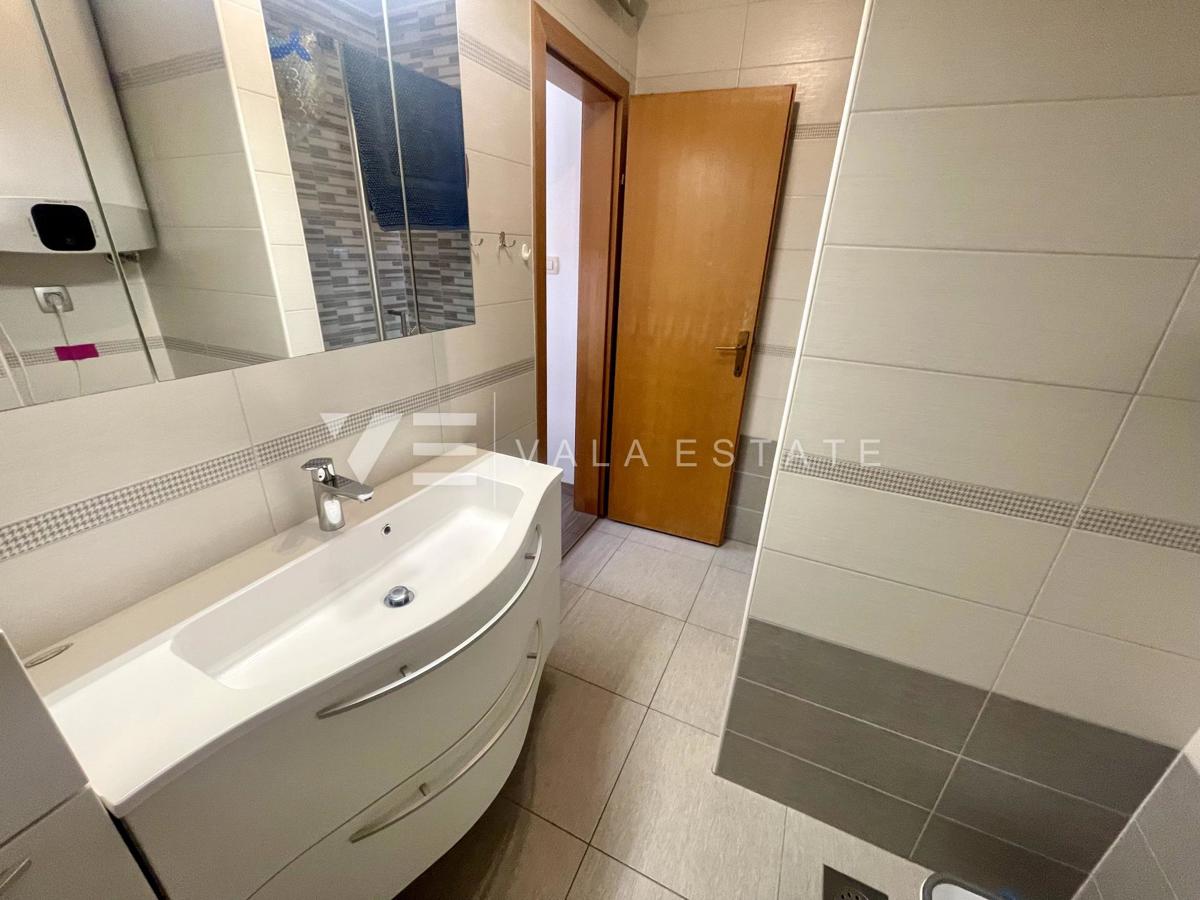 PRITLIČNI APARTMA Z VRTOM V BLIŽINI ČUDOVITIH PLAŽ