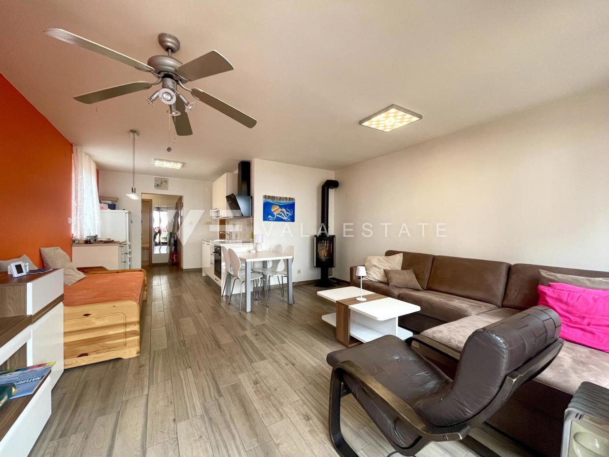 PRITLIČNI APARTMA Z VRTOM V BLIŽINI ČUDOVITIH PLAŽ