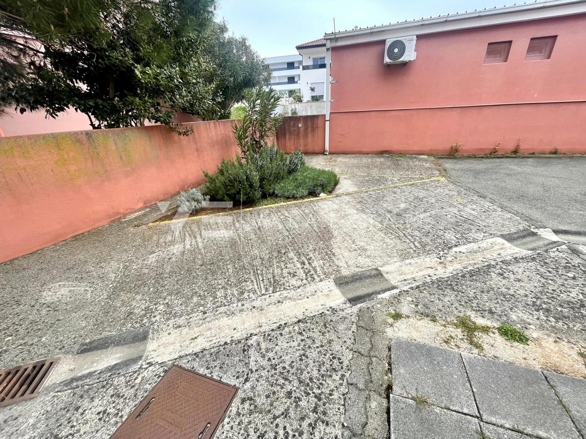 PRITLIČNI APARTMA Z VRTOM V BLIŽINI ČUDOVITIH PLAŽ