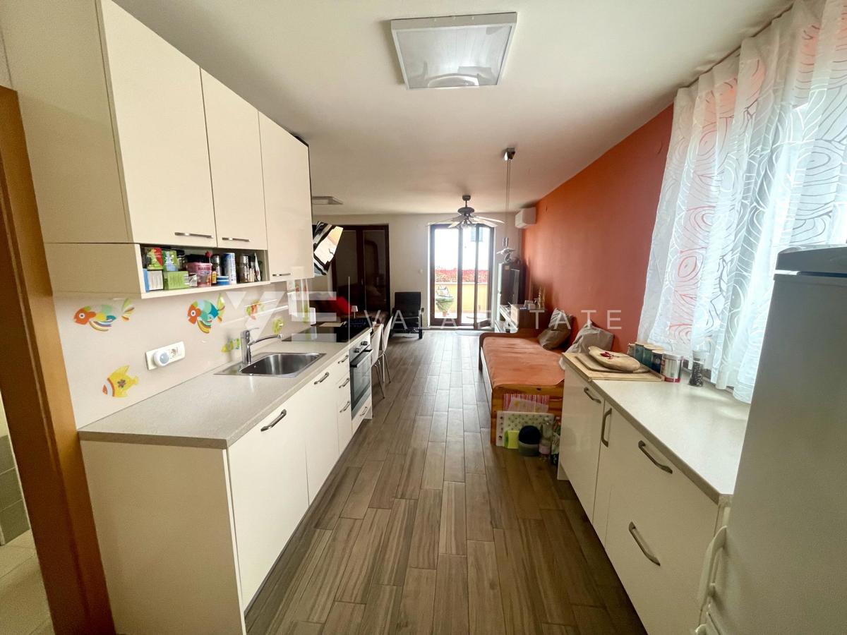 PRITLIČNI APARTMA Z VRTOM V BLIŽINI ČUDOVITIH PLAŽ
