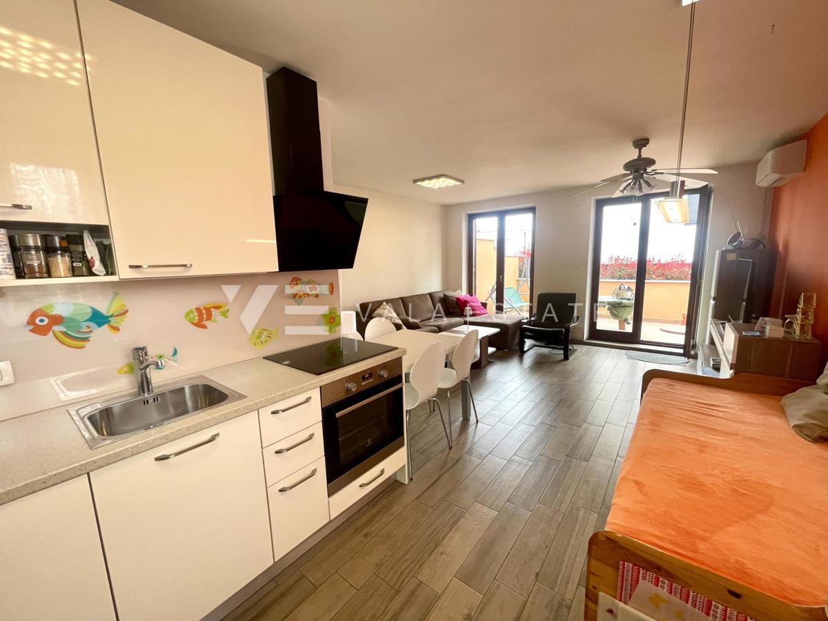 PRITLIČNI APARTMA Z VRTOM V BLIŽINI ČUDOVITIH PLAŽ