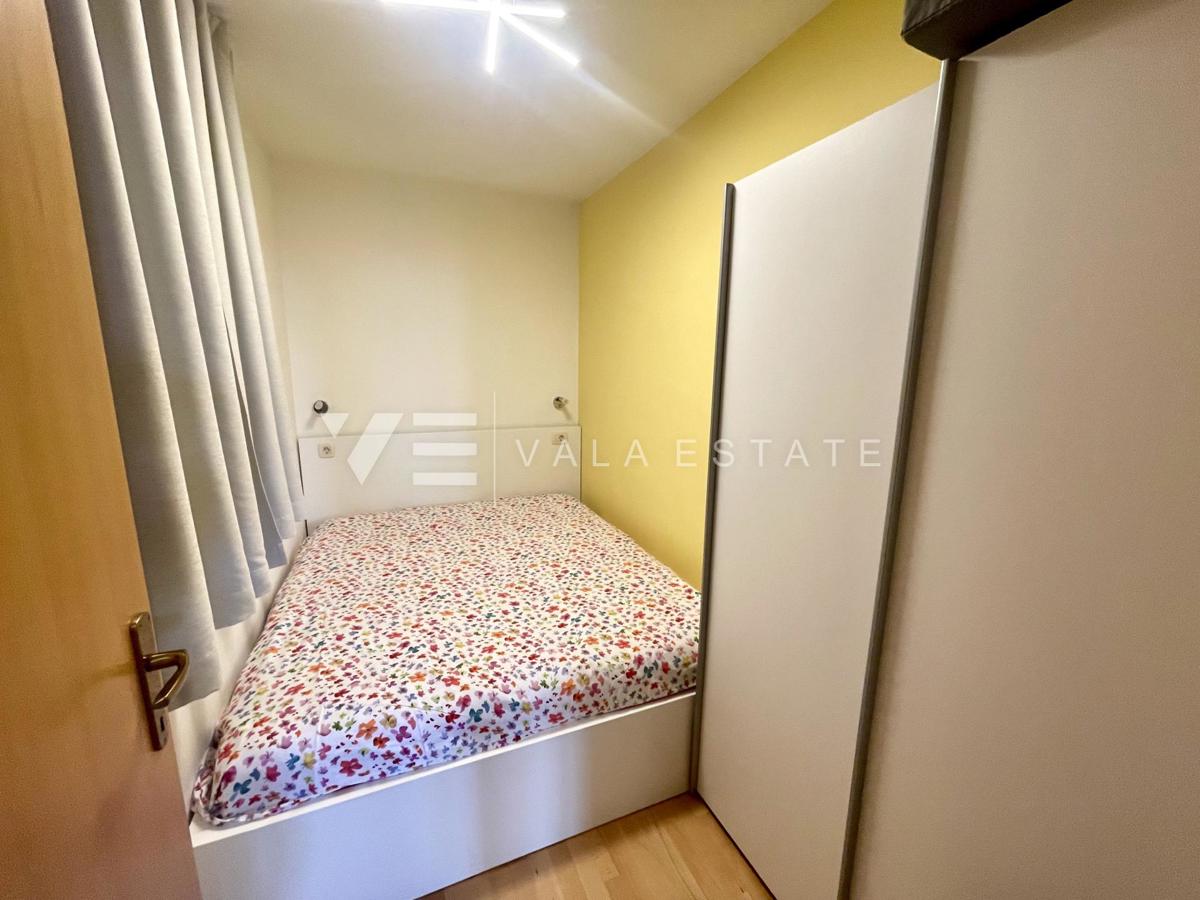 PRITLIČNI APARTMA Z VRTOM V BLIŽINI ČUDOVITIH PLAŽ