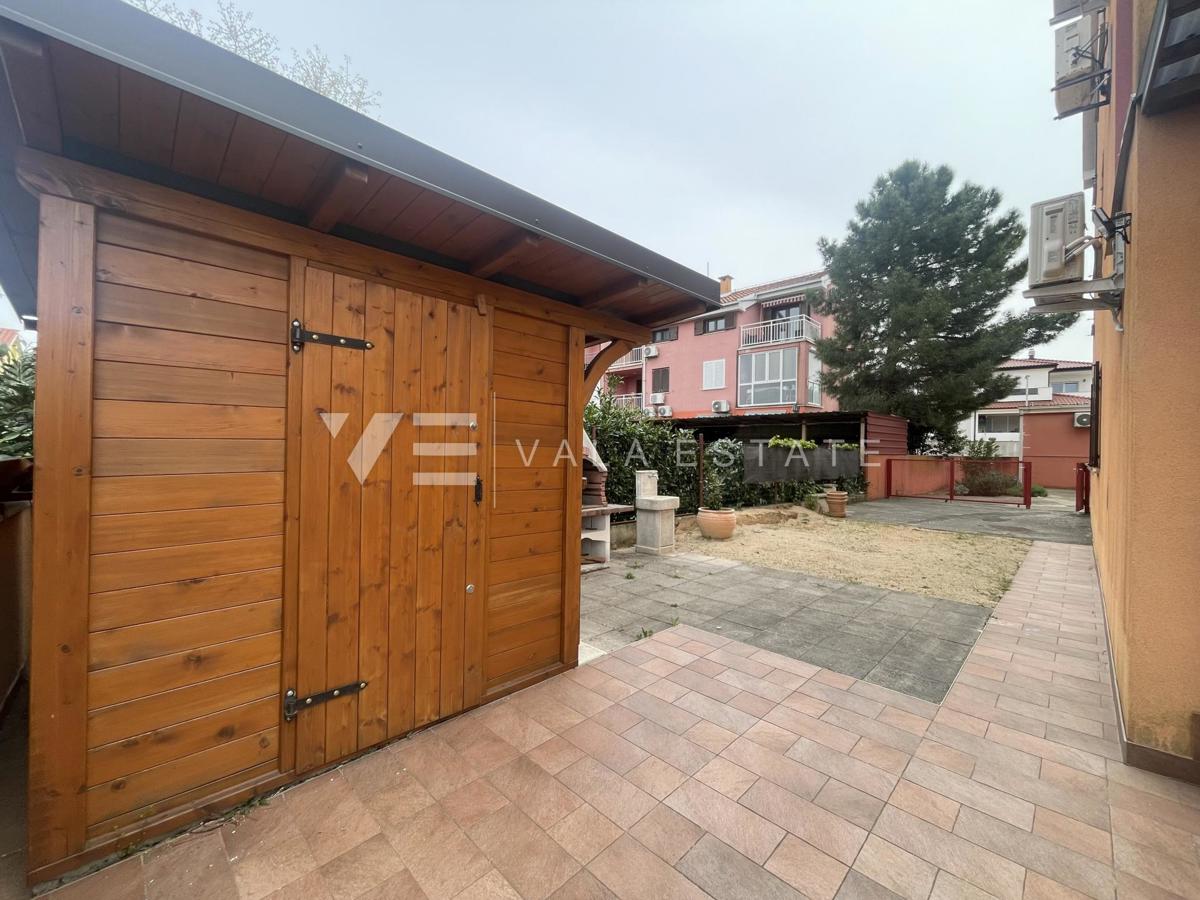 PRITLIČNI APARTMA Z VRTOM V BLIŽINI ČUDOVITIH PLAŽ