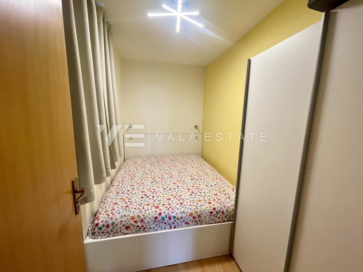 PRITLIČNI APARTMA Z VRTOM V BLIŽINI ČUDOVITIH PLAŽ