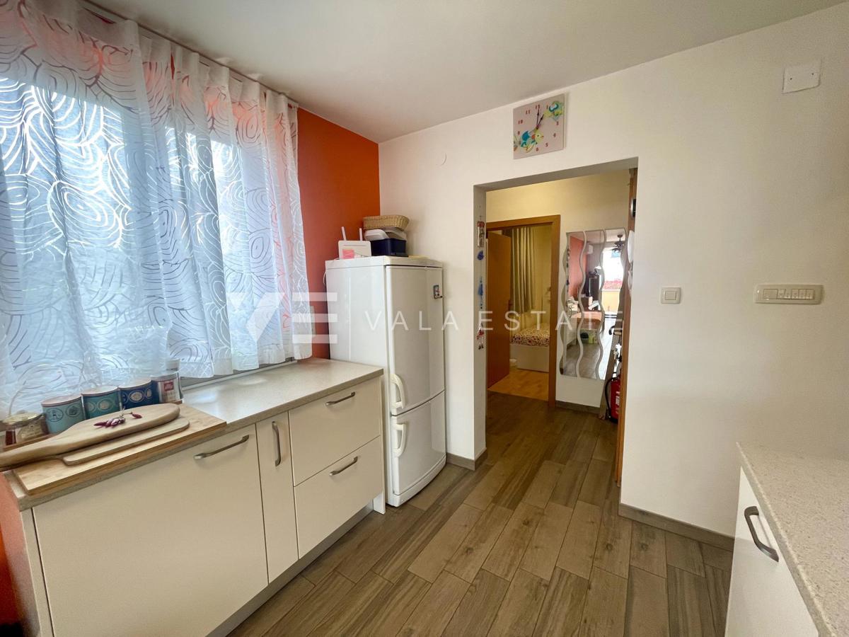 PRITLIČNI APARTMA Z VRTOM V BLIŽINI ČUDOVITIH PLAŽ