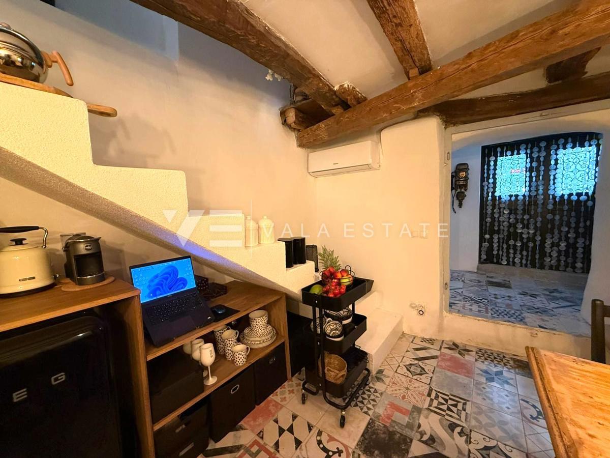 OBNOVLJENA KAMNITA HIŠA V STAREM MESTNEM JEDRU