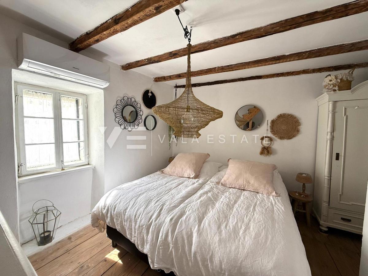 OBNOVLJENA KAMNITA HIŠA V STAREM MESTNEM JEDRU