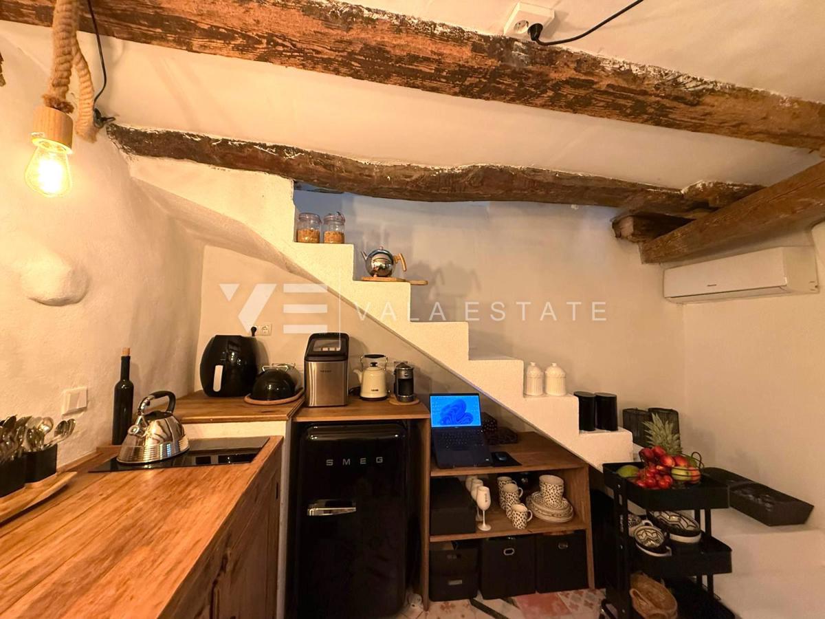 OBNOVLJENA KAMNITA HIŠA V STAREM MESTNEM JEDRU