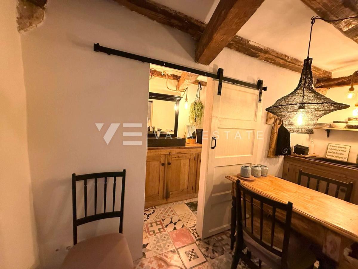 OBNOVLJENA KAMNITA HIŠA V STAREM MESTNEM JEDRU