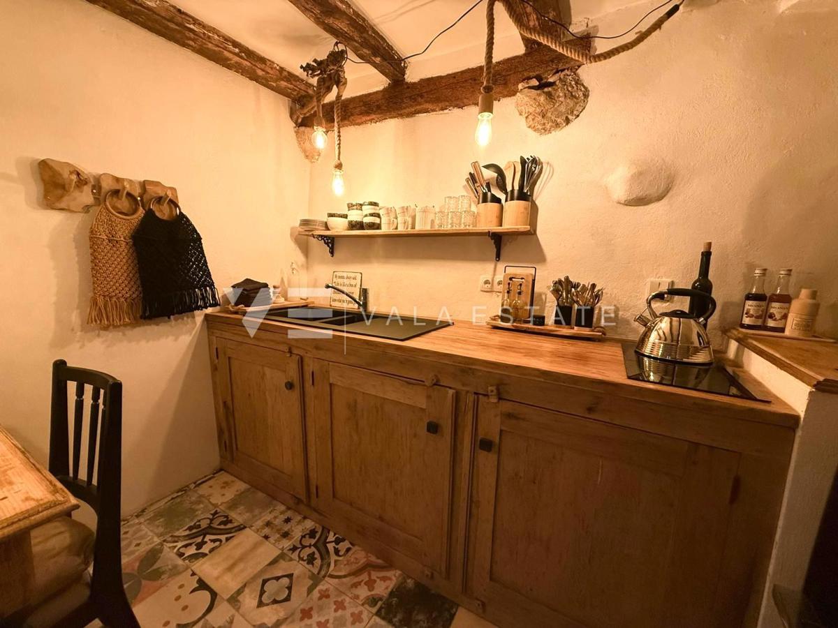 OBNOVLJENA KAMNITA HIŠA V STAREM MESTNEM JEDRU