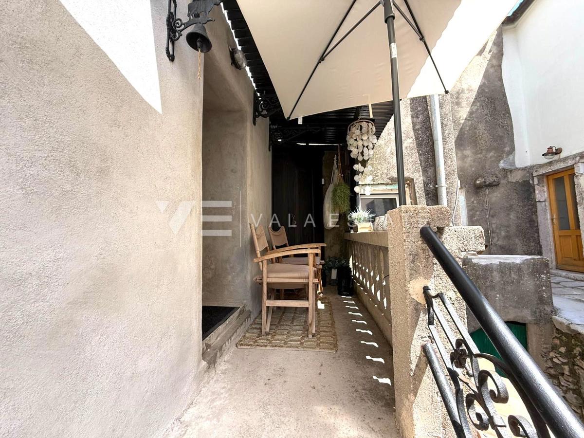 OBNOVLJENA KAMNITA HIŠA V STAREM MESTNEM JEDRU