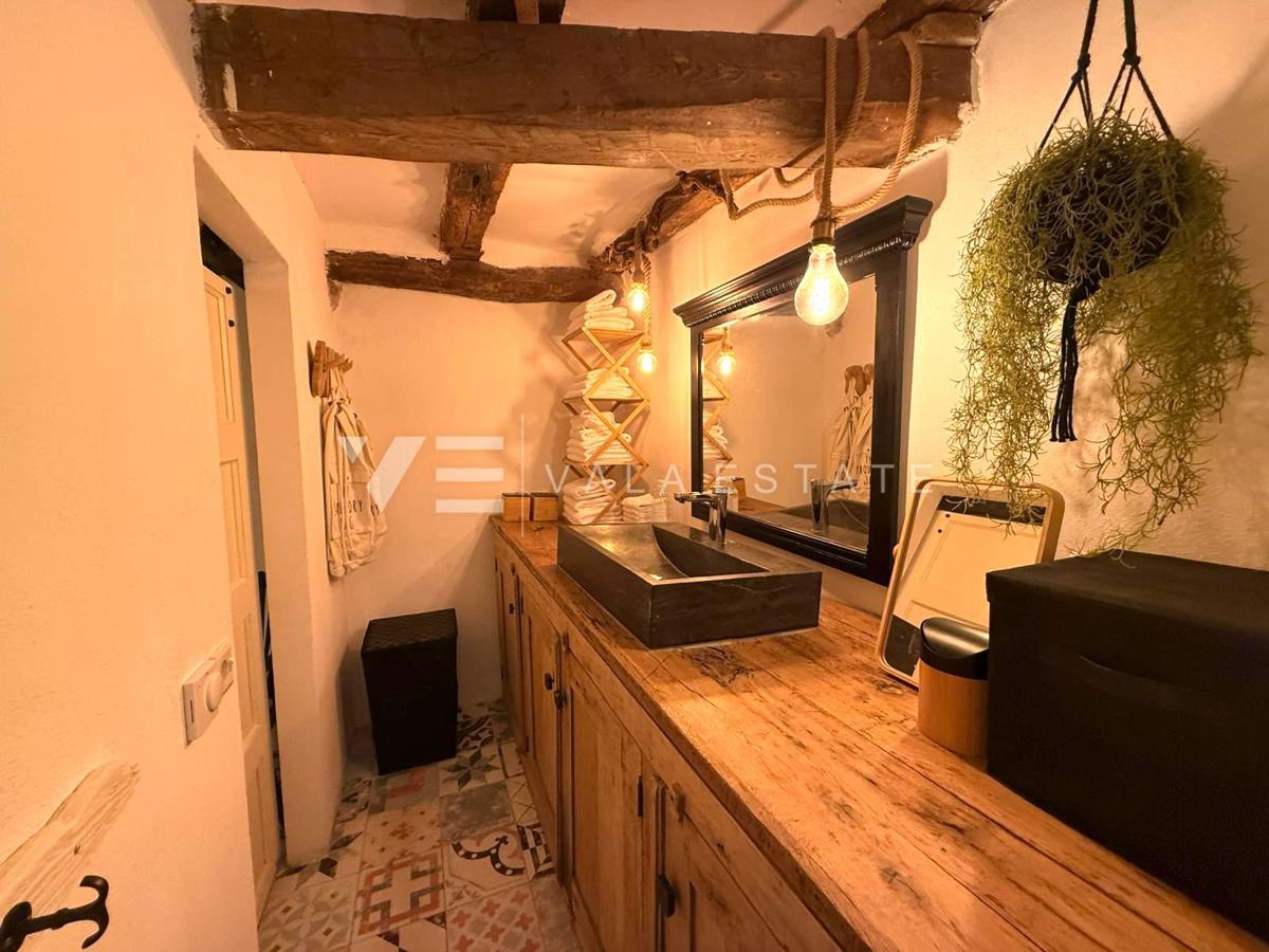 OBNOVLJENA KAMNITA HIŠA V STAREM MESTNEM JEDRU